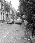881355 Afbeelding van een parkeermeter en parkeerplaatsen langs de Nieuwegracht te Utrecht. Op de achtergrond de hoek ...